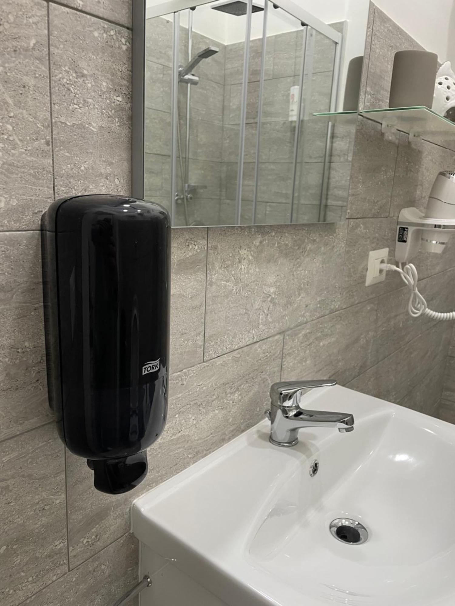 Garibaldi Guest House Наполи Екстериор снимка